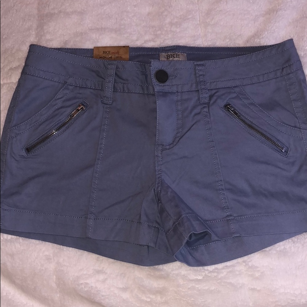 Buckle low rise stretch short